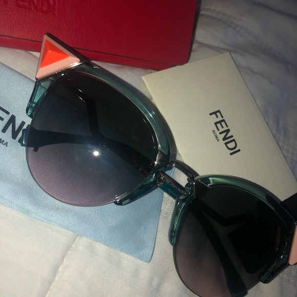 FENDI Iridia Cateye Sunglasses✨ - Picture 2 of 4